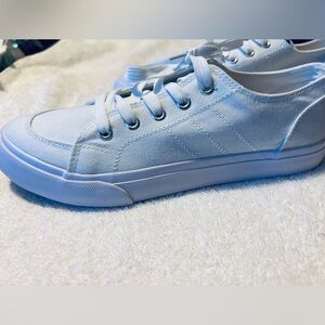 Brand New Women’s Sneakers By  EMMA NEW YORK - Size 9 - box 57